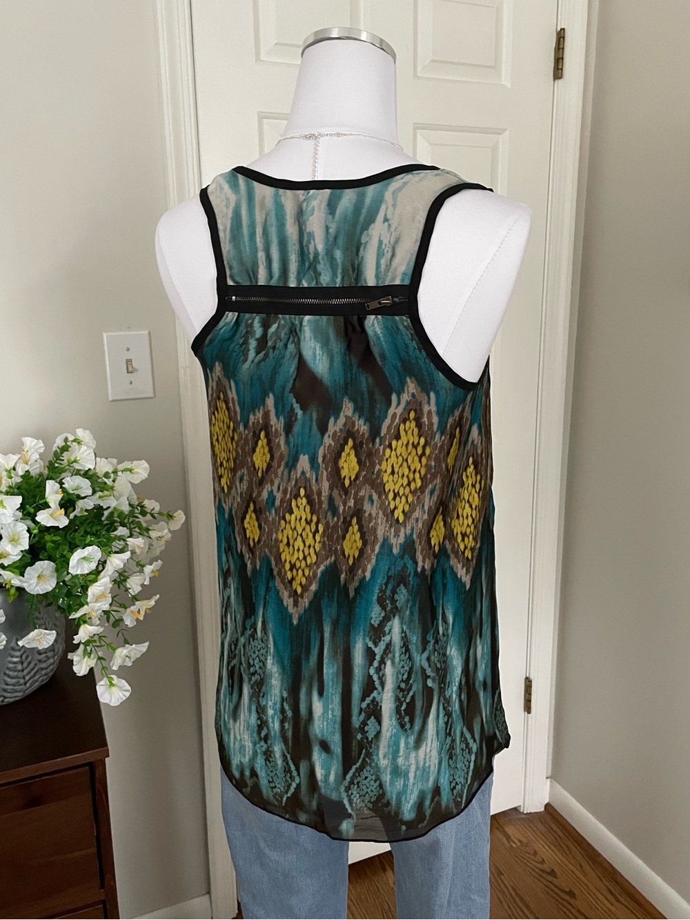 Women's Teal & Yellow Printed Sleeveless Blouse - Picture 6 of 8